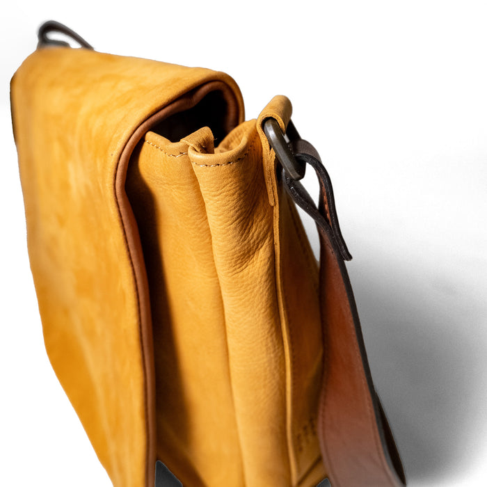 RECLAIMED LEATHER MESSENGER